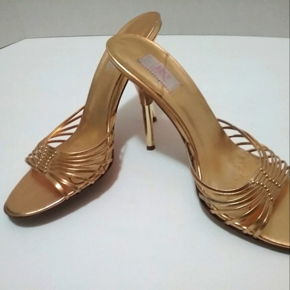 JLO Metallic Gold Leather Slip On Heels - Picture 4 of 8